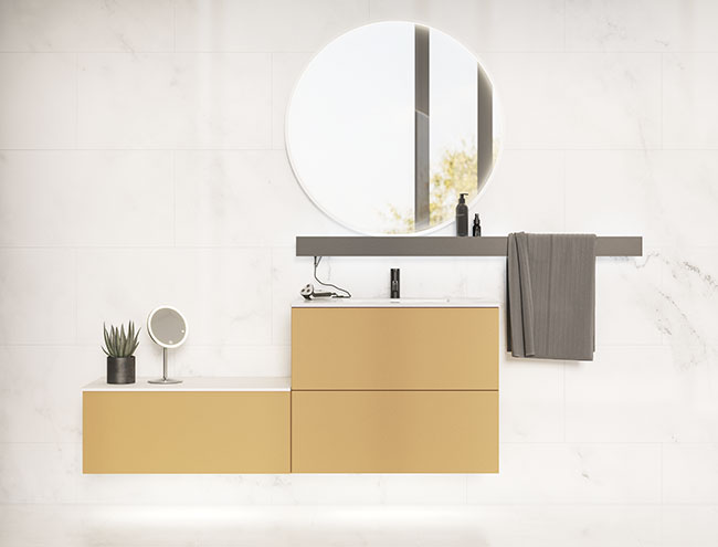 asymmetrisk badeværelsesmøbel i okkerfarvet med rundt spejl