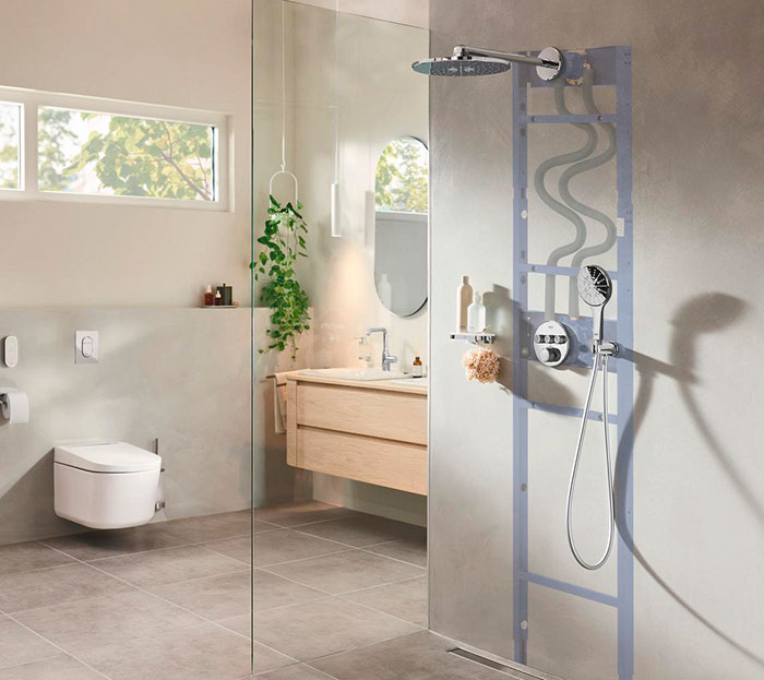 Billede af lyst badeværelse med væghængt toilet og indbygget brusesystem, hvor grohe shower frame er illustreret inde i væggen